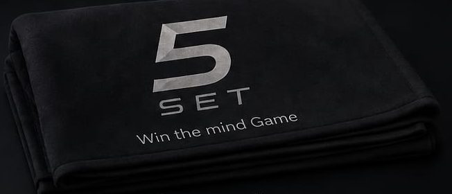Manta preta dobrada com o 5 metálico e a frase Win the mind game